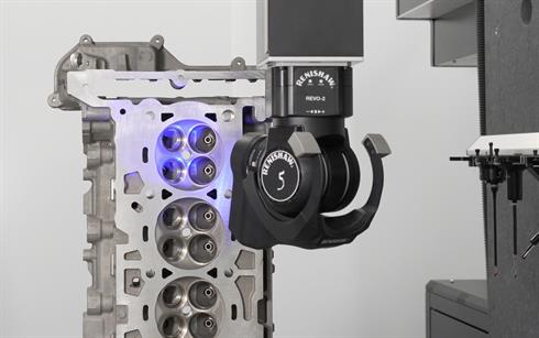 Skaner REVO RFP 3D o świetle strukturalnym w trakcie kontrolowania części samochodowych